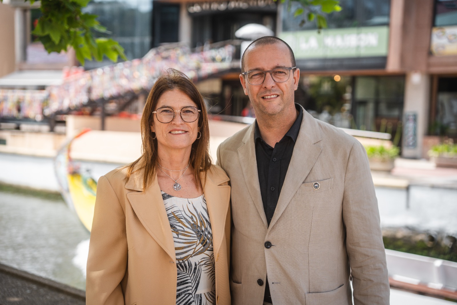 Patrícia Resende e João Cabedal, consultores imobiliários da RE/MAX Family, numa ponte sobre o rio