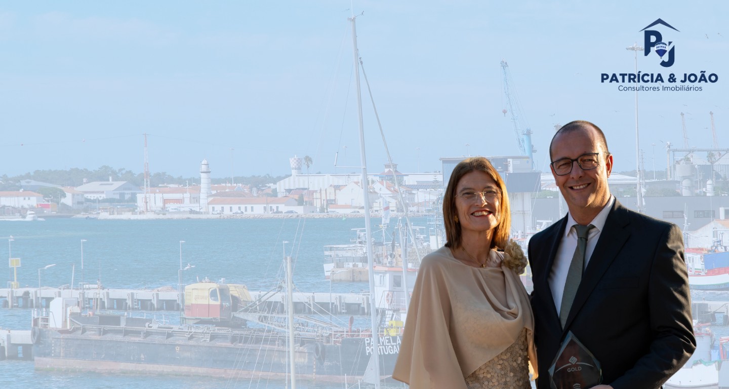 Patrícia Resende e João Cabedal junto ao porto, com prémio RE/MAX
